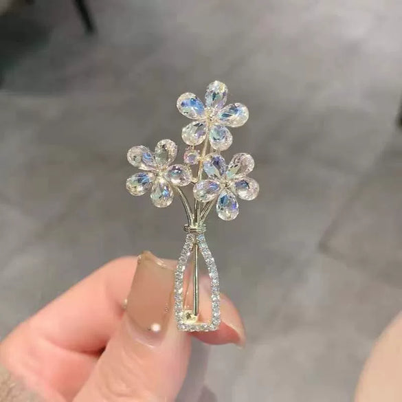 Alloy Women's Brooch With Flower Pattern And Electroplating Treatment