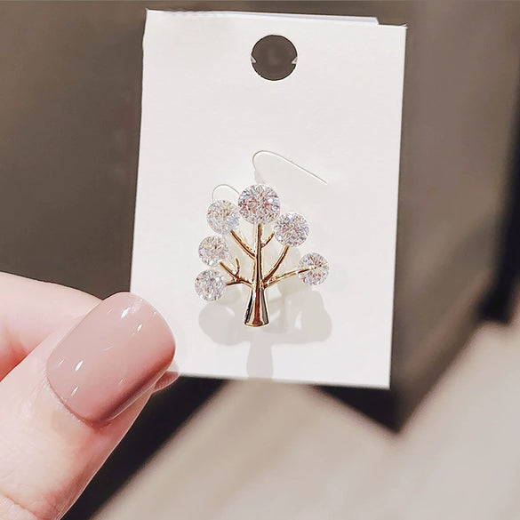 Alloy Women's Natural Style Tree Of Life Brooch With Flower Pattern And Electroplating Design