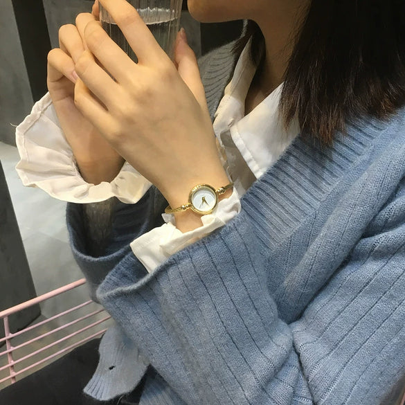 Antique Style Gold Women's Watch With Round Dial Alloy Case And Strap Stainless Steel Clasp