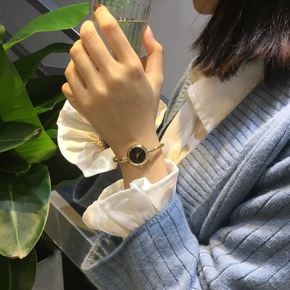 Antique Style Gold Women's Watch With Round Dial Alloy Case And Strap Stainless Steel Clasp