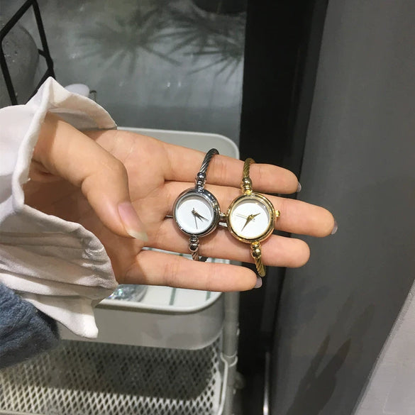 Antique Style Gold Women's Watch With Round Dial Alloy Case And Strap Stainless Steel Clasp