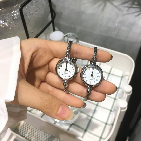 Antique Style Gold Women's Watch With Round Dial Alloy Case And Strap Stainless Steel Clasp