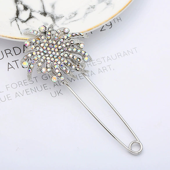Christmas Zinc Alloy Brooch Pin With Electroplated Finish Geometric Doll Design Simple Unisex Fashion Accessory