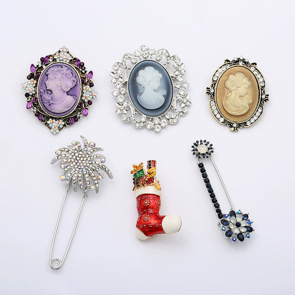 Christmas Zinc Alloy Brooch Pin With Electroplated Finish Geometric Doll Design Simple Unisex Fashion Accessory