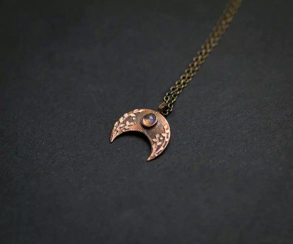 Wholesale Alloy Electroplating Geometric Crescent Moon Pendant Necklace for Women