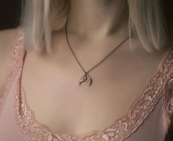 Wholesale Alloy Electroplating Geometric Crescent Moon Pendant Necklace for Women