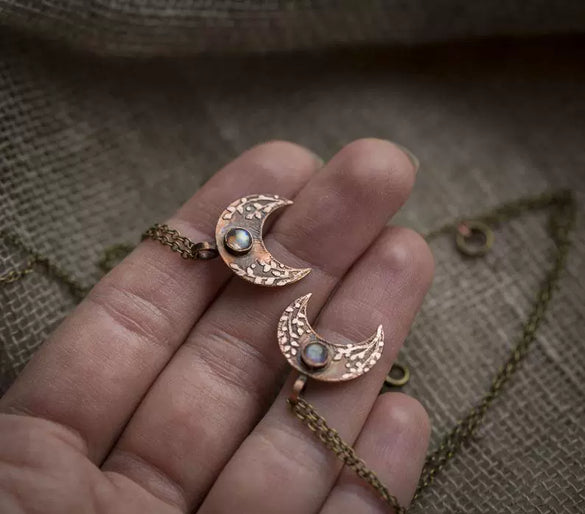 Wholesale Alloy Electroplating Geometric Crescent Moon Pendant Necklace for Women