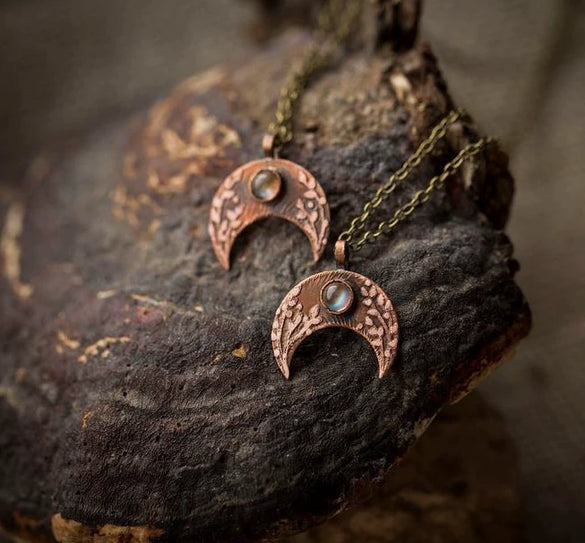 Wholesale Alloy Electroplating Geometric Crescent Moon Pendant Necklace for Women