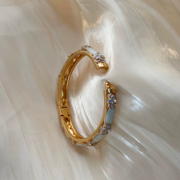 Elegant Enamel Petal Pattern Bracelet With Plated Finish Minimalist Refined Fashion Jewelry Accessory
