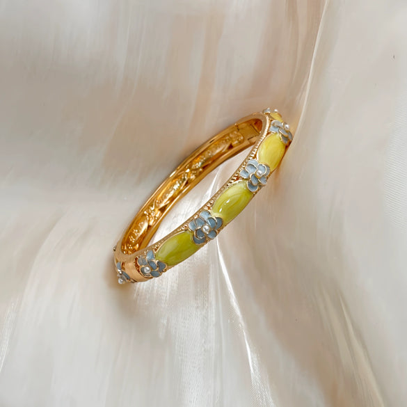 Elegant Enamel Petal Pattern Bracelet With Plated Finish Minimalist Refined Fashion Jewelry Accessory