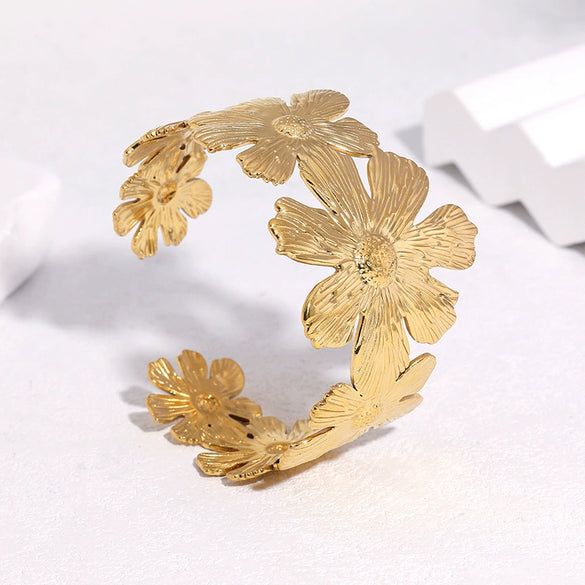 Elegant Floral Stainless Steel Bracelet For Women Gold Electroplated Waterproof Non Fading Luxury Style