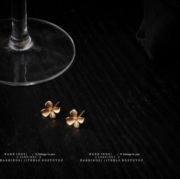 Elegant Matte Electroplated Copper Flower Stud Earrings For Women Simple Mini Floral Daily Wear Earrings