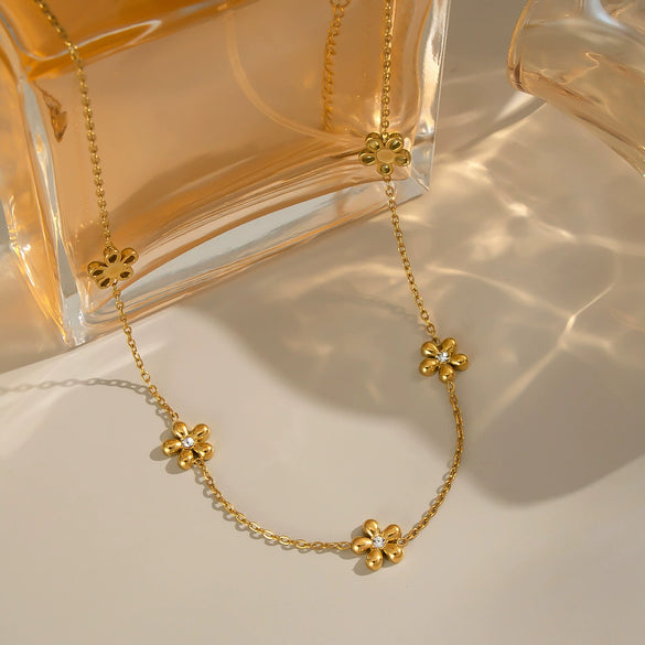 Elegant Small Flower Necklace Bracelet Set In Stainless Steel With Electroplating For Women