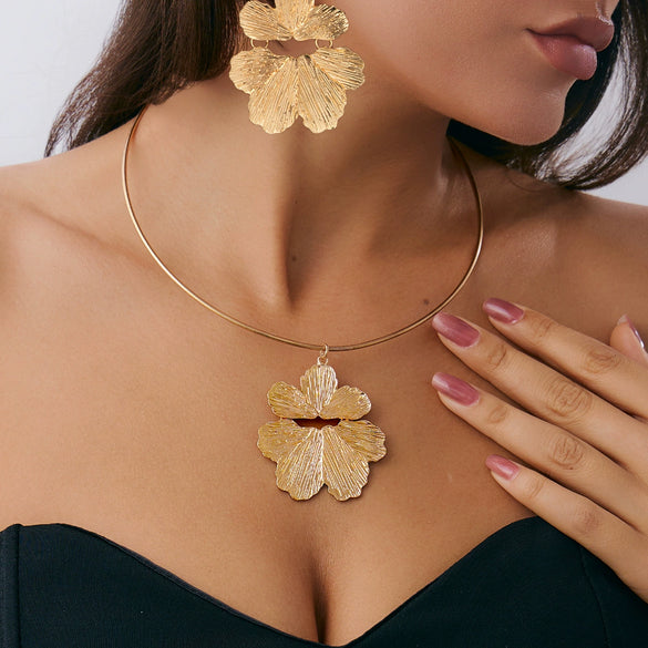 Exaggerated Hammered Metal Flower Geometric Pendant Clavicle Necklace Iron Alloy Material With Electroplating