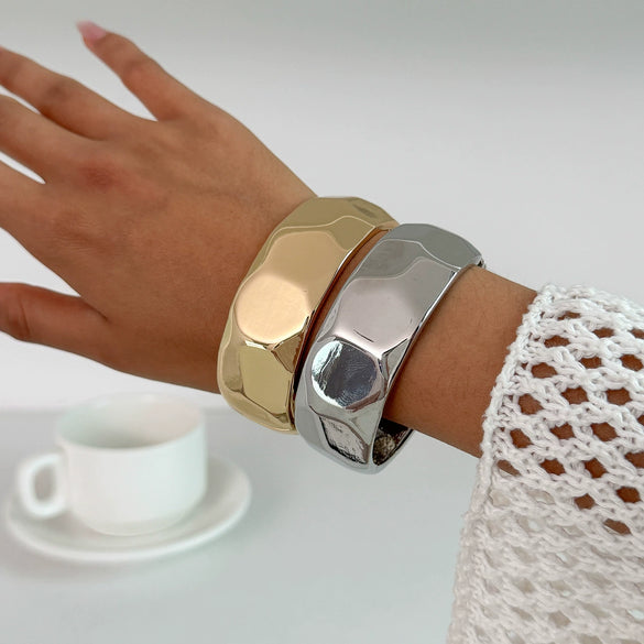 Exaggerated Liquid Irregular Opening Hand Geometric Alloy Women's Bracelets With Electroplating