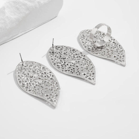 Exaggerated Zinc Alloy Imitation Pearl Earrings With Electroplating Treatment