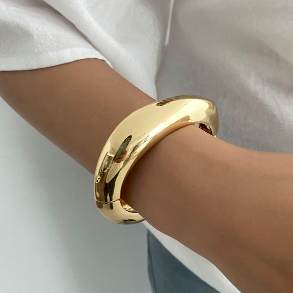 Fashion Hand Jewelry Light Luxury Gold Foil Resin Bracelet For Women Irregular Shape Polish Processing