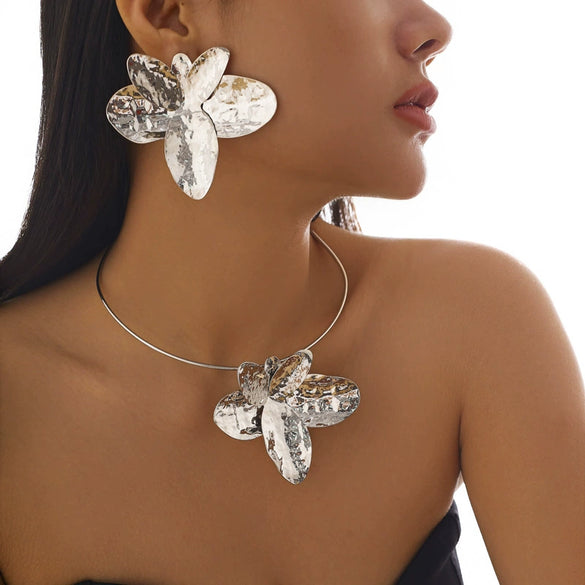 Fashion Irregular Metallic Petal Alloy Flower Collarbone Necklace With Electroplating Treatment
