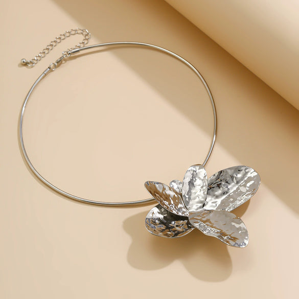 Fashion Irregular Metallic Petal Alloy Flower Collarbone Necklace With Electroplating Treatment