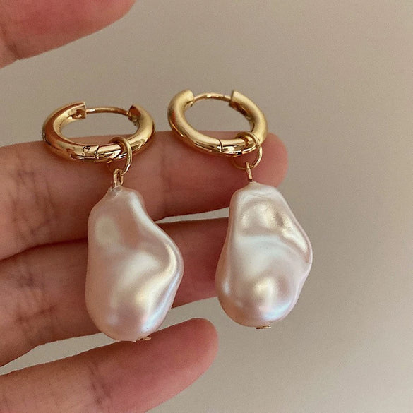Fashion Simple Elegant Retro Pearl Ball Circle Alloy Gold Earrings For Women With Geometric Design And Electroplating Treatment