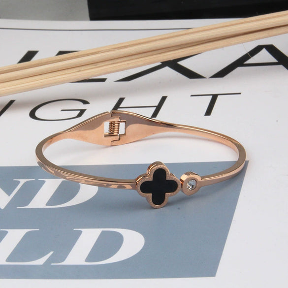 Fashion Simple Women's Titanium Steel Rose Gold Lucky Fourleaf Clover Bracelet With Electroplating