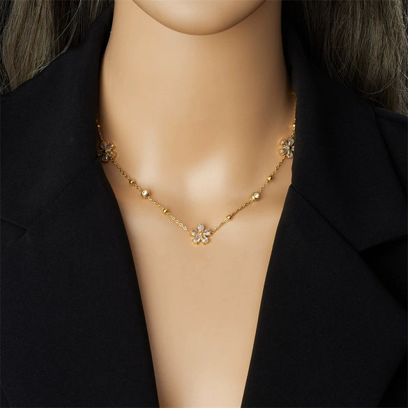 Fashion Stainless Steel Flower Necklace Jewelry Suit With Electroplating Treatment