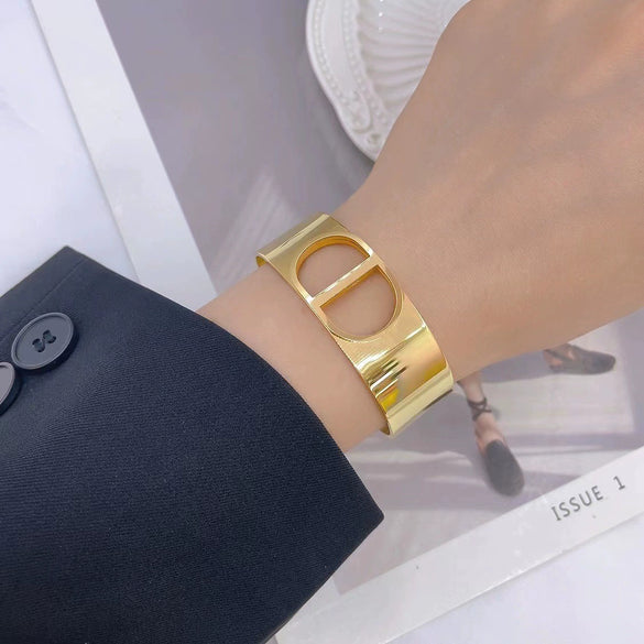 Fashionable Wide Titanium Steel C Shaped Opening Bracelet With Cd Letter Design 18K Gold Plated Polished Vacuum Furnace Electroplated Anti Allergic And Color Preserving