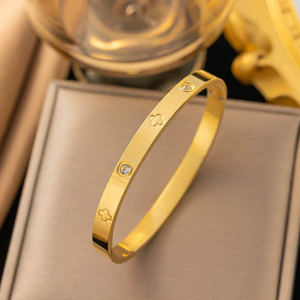 Fashionable Women's Titanium Steel Bracelet With Stainless Steel Buckle And Four Leaf Clover Design Electroplated In Vacuum Furnace