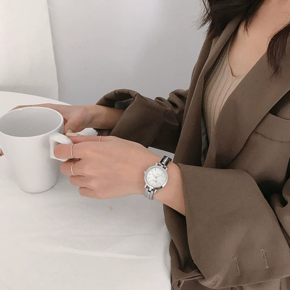 Female Fashion Retro Artistic Alloy And Stainless Steel Bracelet Watch With Round Dial