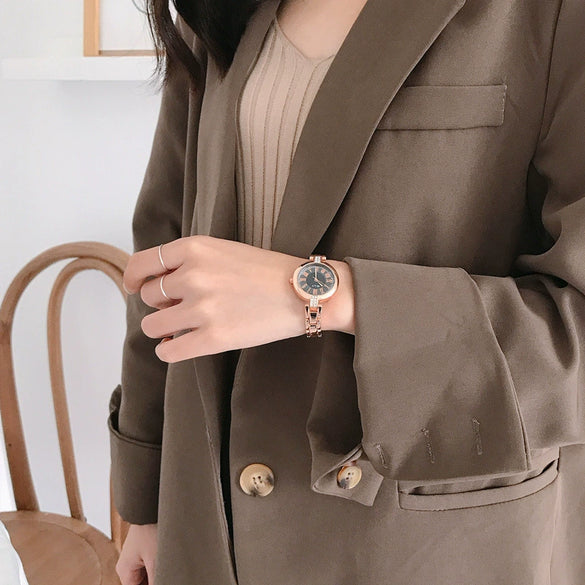 Female Fashion Retro Artistic Alloy And Stainless Steel Bracelet Watch With Round Dial