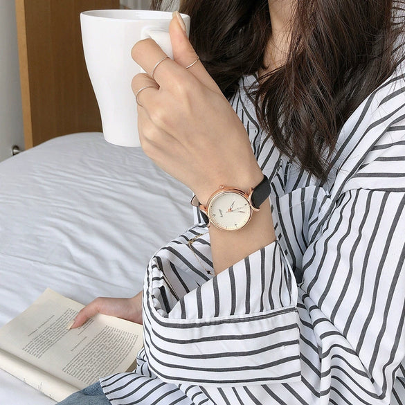 Female Retro Leisure Style Round Dial Alloy Case Imitation Leather Strap Cherry Blossom Printed Watch
