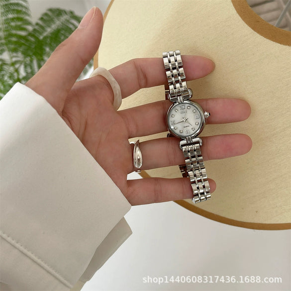 Female Student Round Alloy Case Fine Steel Belt Watch With Fritillary Pattern And Small Diamond Embedded Retro Light Luxury Style