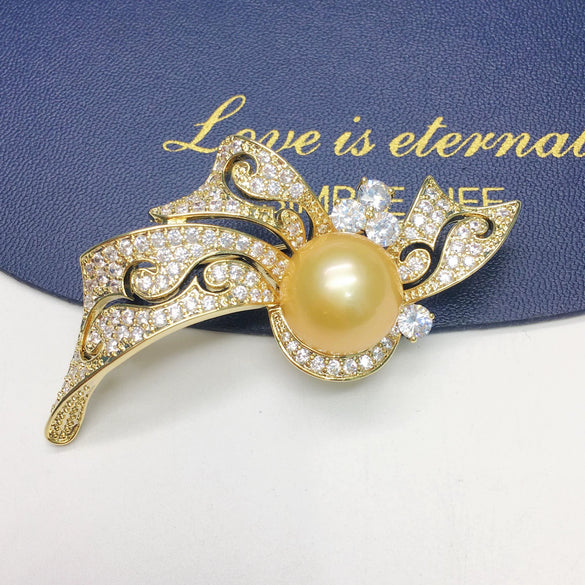 Fine Fashionable Autumn And Winter Sweater Coat Brooch With Large Freshwater Gold Pearls And Copper Plated Real Gold Micro Inlaid Zircon In Flower Styling