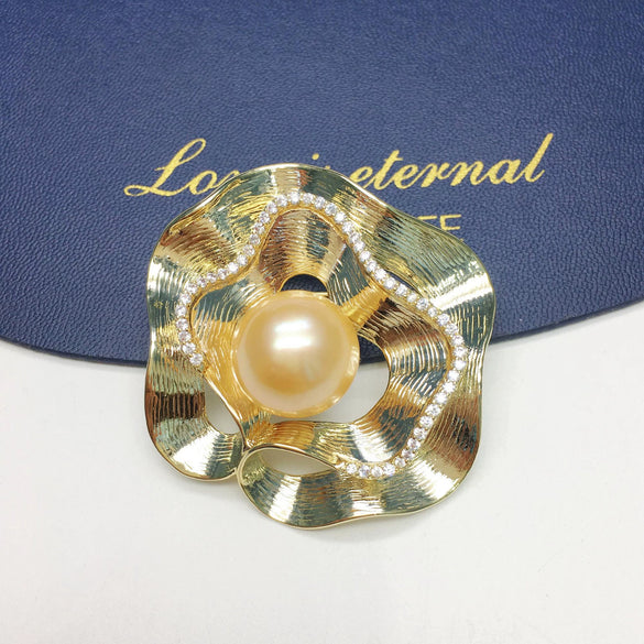 Fine Fashionable Autumn And Winter Sweater Coat Brooch With Large Freshwater Gold Pearls And Copper Plated Real Gold Micro Inlaid Zircon In Flower Styling
