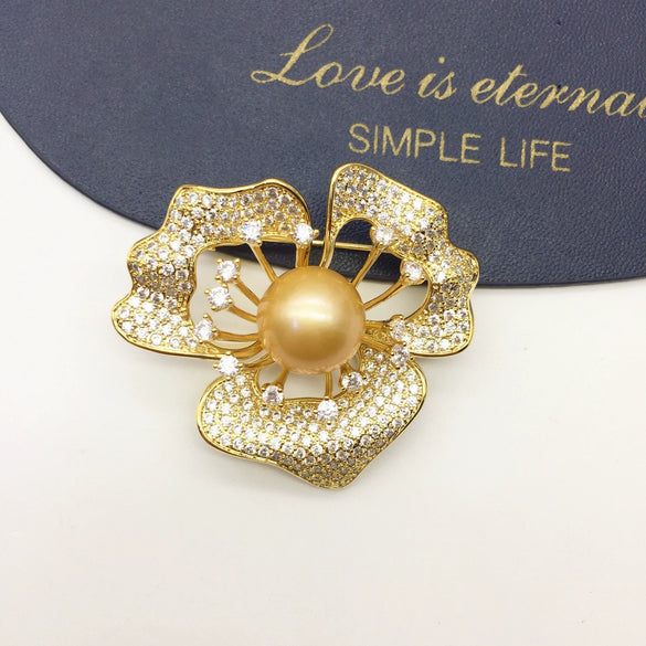 Fine Fashionable Autumn And Winter Sweater Coat Brooch With Large Freshwater Gold Pearls And Copper Plated Real Gold Micro Inlaid Zircon In Flower Styling