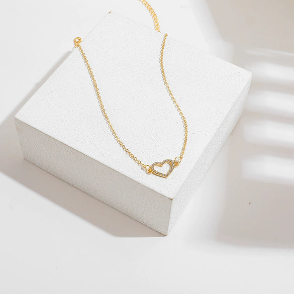 Full Diamond Heart Butterfly Pendant Necklace For Women With Alloy Material And Water Wave Chain