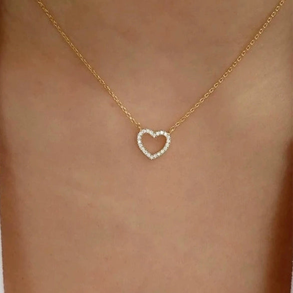 Full Diamond Heart Butterfly Pendant Necklace For Women With Alloy Material And Water Wave Chain
