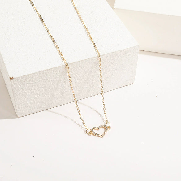 Full Diamond Heart Butterfly Pendant Necklace For Women With Alloy Material And Water Wave Chain