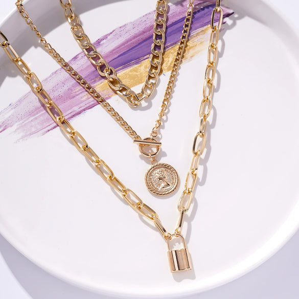 Geometric Embossed Coin Pendant Necklace Set With Layered Chain And Lock Clasp Electroplated Alloy Jewelry In Classic Old Money Style