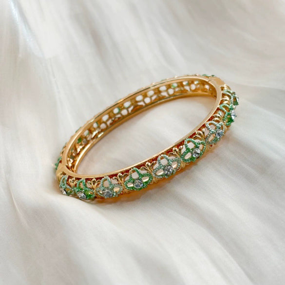 Hollow Open Cuff Bracelet With Enamel Finish And Diamond Embellishment Retro Court Style Plated Fashion Jewelry Wholesale