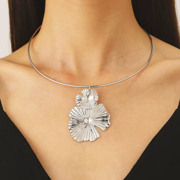 Jewelry Alloy Heart Shape Flower Hollow Retro Exaggerated Women's Short Necklace Collar