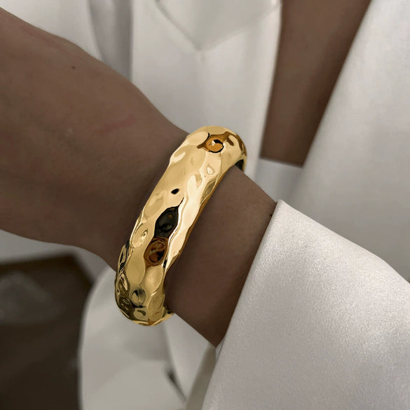 Jewelry Alloy Highend Irregular Round Spring Bracelet With Electroplating