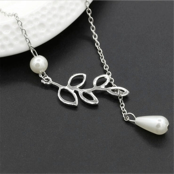 Jewelry Alloy Leaf Pendant Women's Necklace With Electroplating And O Word Chain