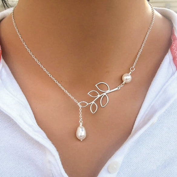 Jewelry Alloy Leaf Pendant Women's Necklace With Electroplating And O Word Chain