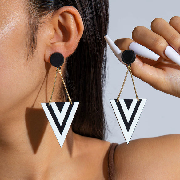 Jewelry Alloy Round Short Earrings With Black And White Color And Electroplating Treatment