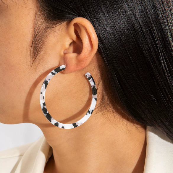 Jewelry Alloy Round Short Earrings With Black And White Color And Electroplating Treatment