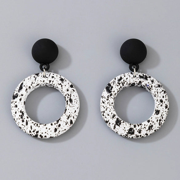 Jewelry Alloy Round Short Earrings With Black And White Color And Electroplating Treatment