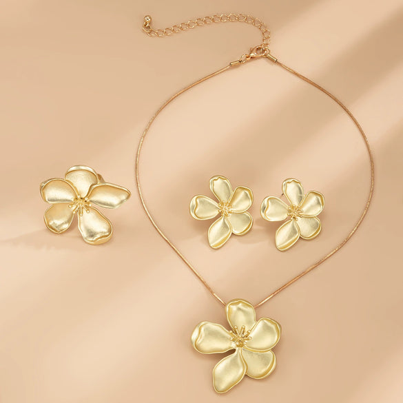 Jewelry Copper Chain Alloy Clavicle Chain With Curled Five Leaf Stamen Snake Design And Electroplating Treatment