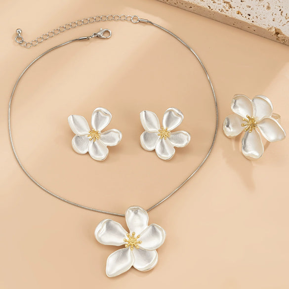 Jewelry Copper Chain Alloy Clavicle Chain With Curled Five Leaf Stamen Snake Design And Electroplating Treatment