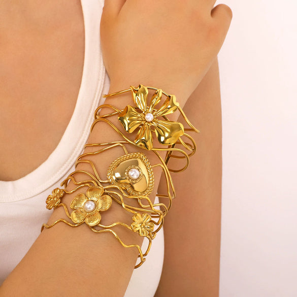 18K Gold Plated Stainless Steel Cut Out Heart Open Bracelet With 18K Vacuum Plating In Furnace